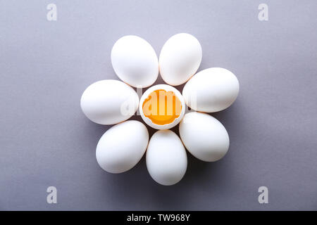 Fiore in materie uova di gallina sul colore di sfondo Foto Stock