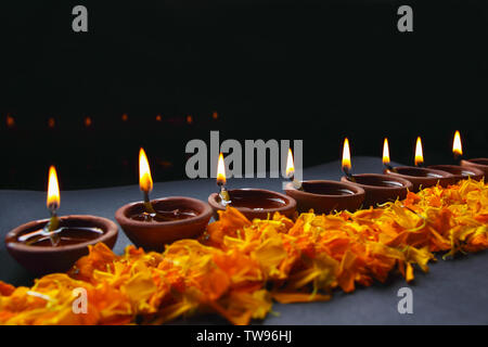 Diwali diyas che brucia in una fila Foto Stock