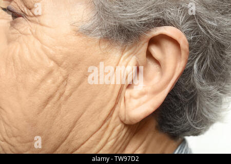 Donna anziana, closeup di orecchio. Problema di udito Foto Stock