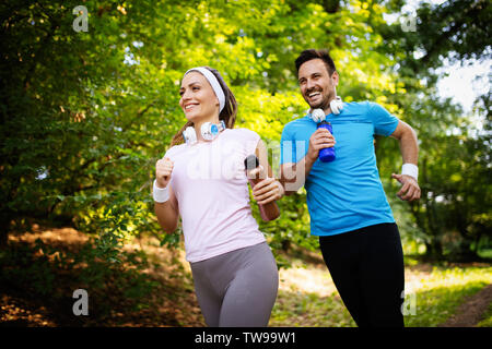 Fitness training per il giovane in amore fuori Foto Stock