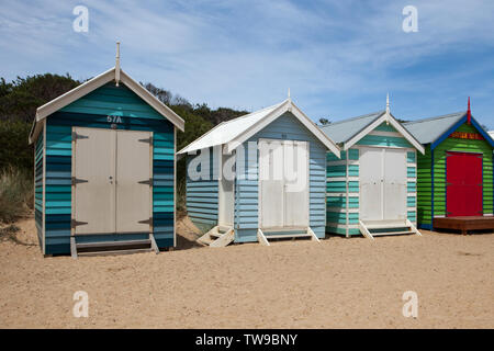 Il luminoso e affascinante scatole balneare sulla spiaggia di Brighton e Victoria (Australia) sono un iconico e attraggono molti turisti. Foto Stock