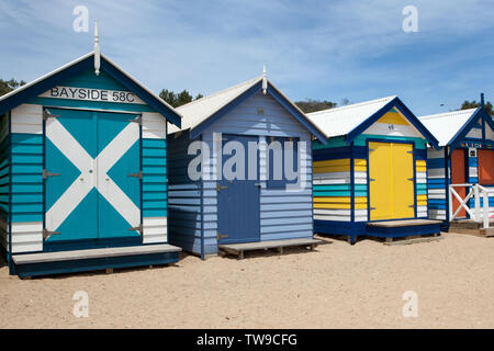 Il luminoso e affascinante scatole balneare sulla spiaggia di Brighton e Victoria (Australia) sono un iconico e attraggono molti turisti. Foto Stock