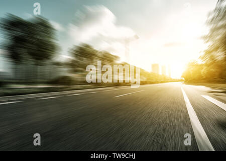 Svuotare asfalto sotto il sole Foto Stock