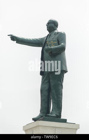 Bangalore, India - 2 Giugno 2019 : Statua del Dott. B.R. Bhimrao Ambedkar tenendo la Costituzione Indiana a Bangalore Karnataka Foto Stock