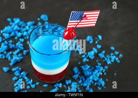 Cocktail stratificata nei colori della bandiera americana sul tavolo Foto Stock