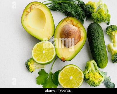 Piatto serie laici di assortiti nei toni del verde, verdure fresche biologiche producono raw Foto Stock