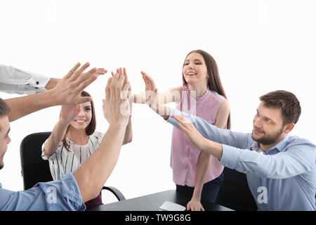 Persone dando alta cinque sopra il tavolo. Il concetto di unità Foto Stock