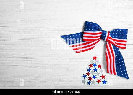 Bandiera americana di prua e coriandoli su sfondo di legno Foto Stock