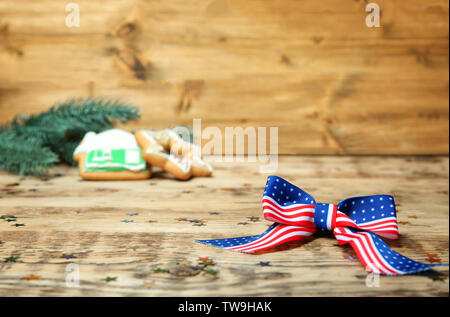 Bandiera americana di prua e confetti sul tavolo di legno. Stati Uniti d'America holiday Foto Stock