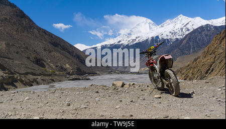 Moto touring in Mustang, Nepal Foto Stock