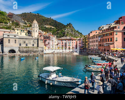 Vista frontale del porto, la marina e la piazza principale della città di Vernazza in Cinque Terre. Vernazza, Italia - 20 Aprile 2019 Foto Stock