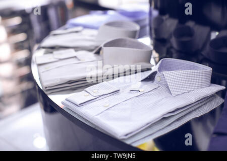 Classic uomini camicie sul ripiano in boutique Foto Stock