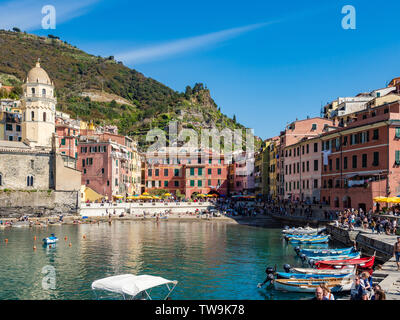 Vista frontale del porto, la marina e la piazza principale della città di Vernazza in Cinque Terre. Vernazza, Italia - 20 Aprile 2019 Foto Stock