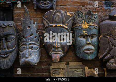 Scolpite maschere in legno in vendita a Durbar Square, Patan Kathmandu, Nepal Foto Stock