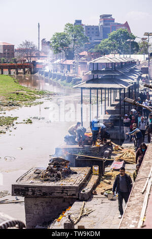 Tempio di Pashupatinath complesso in Kathmandu, Nepal. Corpi dei morti vengono bruciati in questo tempio indù. Foto Stock