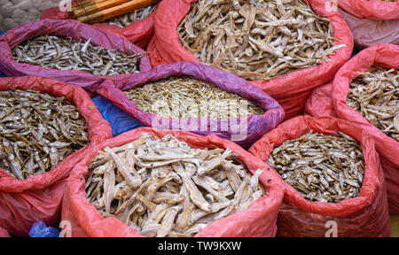 Pesci secchi in un mercato, Kathmandu, Nepal Foto Stock