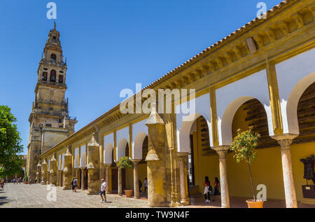 Torre campanaria presso il Cortile della moschea cattedrale di Cordoba, Spagna Foto Stock