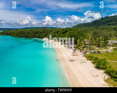 Porta incredibile Orly spiaggia sabbiosa con palme, Espiritu Santo Isola, Vanuatu. Foto Stock