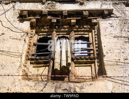 Tipica e antica finestra in legno in Kagbeni, Mustang superiore, Nepal Foto Stock