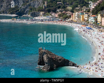 Spiaggia Costa di Monterosso al Mare nelle Cinque Terre d'Italia in una giornata di sole Foto Stock