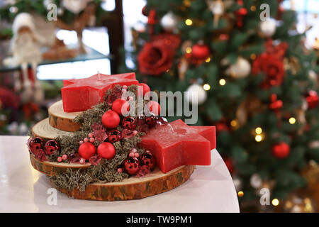 Bella decorazione di Natale realizzata da florist professionista sulla tavola in negozio di fiori Foto Stock