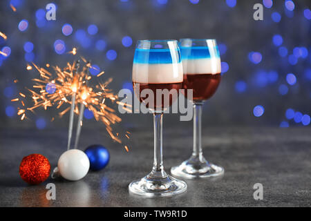 Cocktail stratificata nei colori della bandiera americana sul tavolo Foto Stock