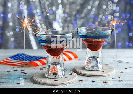 Cocktail stratificata nei colori della bandiera americana sul tavolo Foto Stock