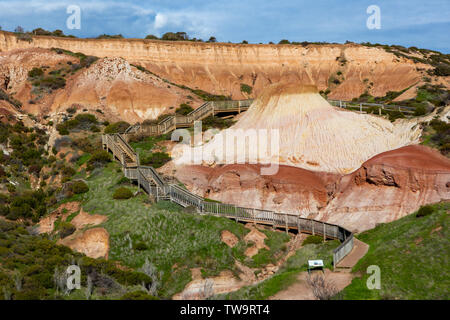 L'iconico formazioni rocciose e boardwalk a Sugarloaf rock Hallett Cove Australia del Sud il 19 giugno 2019 Foto Stock