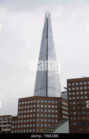 Vista del moderno edificio iconico, Shard, e altri edifici nella città di Londra, Regno Unito. Foto Stock