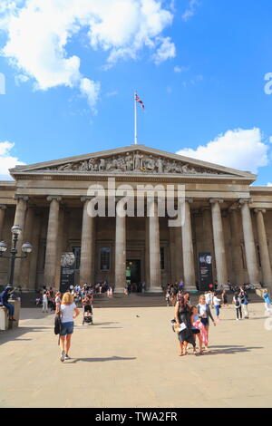 La facciata e ingresso al British Museum di Londra, Regno Unito. Foto Stock