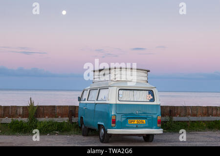 Garrettstown, Cork, Irlanda. 19 giugno 2019. Su una chiara mattina d'estate, un classico Volkswagen camper parcheggiato per tutta la notte sul lungomare di Garrettstown, Co. Cork, Irlanda.- Picture David Creedon / Anzenberger Credito: David Creedon/Alamy Live News Foto Stock