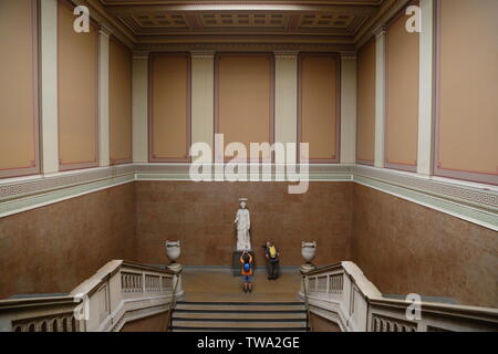 Un bambino fotografie il marmo statua romana, il Townley cariatide, sul display della Sud scale all'interno del British Museum di Londra, Regno Unito. Foto Stock