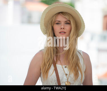 Ragazza bionda in abito bianco che indossa un cappello di paglia in Portogallo Foto Stock