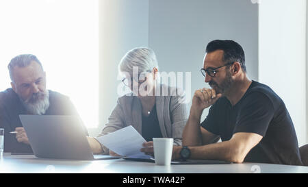 Un gruppo di persone di affari riuniti nella sala conferenze. Team di Professionisti aziendali per discutere il nuovo progetto. Foto Stock