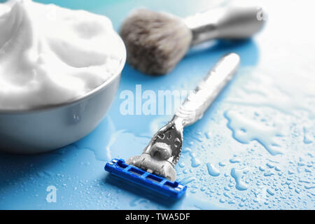 Barbiere spazzola, schiuma da barba e rasoio per uomo sul colore di sfondo Foto Stock