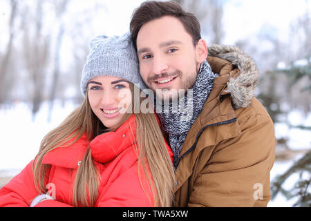 Coppia giovane in parco vacanze invernali Foto Stock