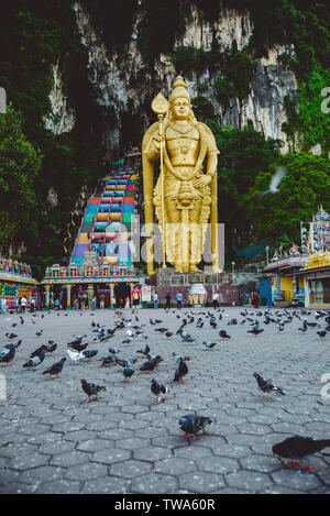 Grotte Batu, Kuala Lumpur, Maggio, 2019 : Le Grotte Batu Signore Murugan statua. Foto Stock