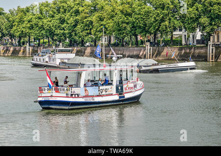 Deventer, Paesi Bassi, 18 Giugno 2019: piccoli pdestrian traghetto ha attendere alcuni istanti per una navigazione chiatta per passare sul fiume IJssel prima makin Foto Stock