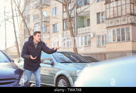 Emotional Man in ingorghi di traffico sulla strada della città Foto Stock