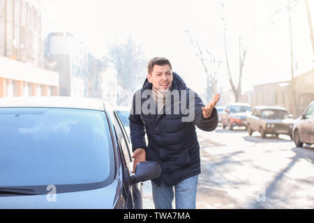 Emotional Man in ingorghi di traffico sulla strada della città Foto Stock