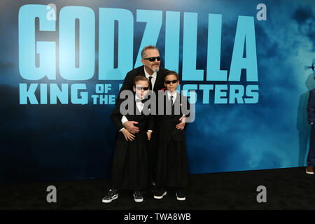 'Godzilla: Re dei mostri" Premiere al cinese TCL teatro IMAX il 18 maggio 2019 a Los Angeles, CA dotata di: Miguel Bose, figli Diego e Tadeo dove: Los Angeles, California, Stati Uniti quando: 19 maggio 2019 Credit: Nicky Nelson/WENN.com Foto Stock