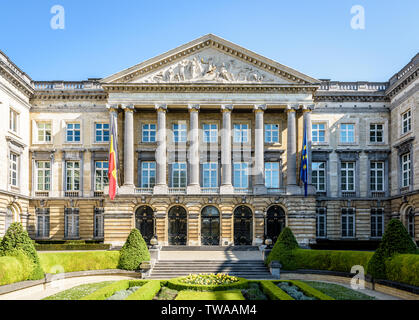 Vista frontale del Palazzo della Nazione, sede del Parlamento federale belga a Bruxelles, in Belgio. Foto Stock