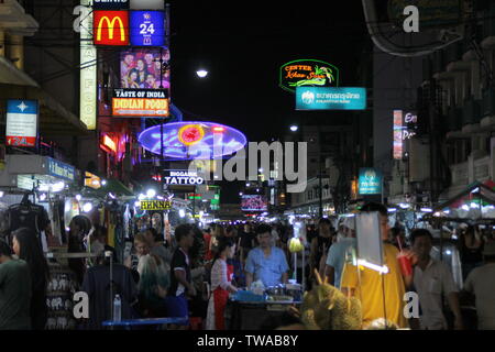 Bangkok, Thailandia - 23 marzo 2019: Pieno di tabelloni illuminati, famoso mercato notturno Khao San a Bangkok Foto Stock