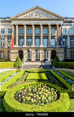 Vista frontale del Palazzo della Nazione, sede del Parlamento federale belga a Bruxelles, in Belgio. Foto Stock