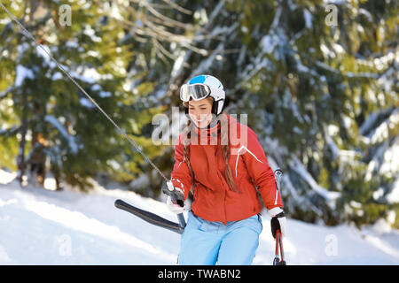 Donna che utilizza impianti di risalita a snowy resort. Vacanza invernale Foto Stock