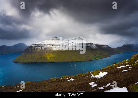 Isola di Kalsoy visto dal Klakkur montagna vicino a Klaksvik su isole Faerøer Foto Stock