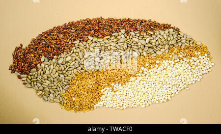 Secchi naturali semi sani di grani e semi di lino Semi di Girasole Orzo perlato Superfoods Foto Stock