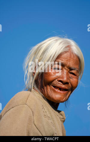 Villaggio KHONOMA, Nagaland, INDIA, dicembre 2016, Close-up della vecchia signora. Foto Stock