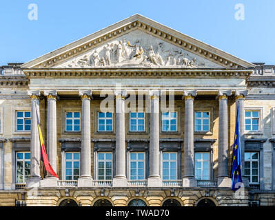 Vista frontale del Palazzo della Nazione, sede del Parlamento federale belga a Bruxelles, in Belgio. Foto Stock