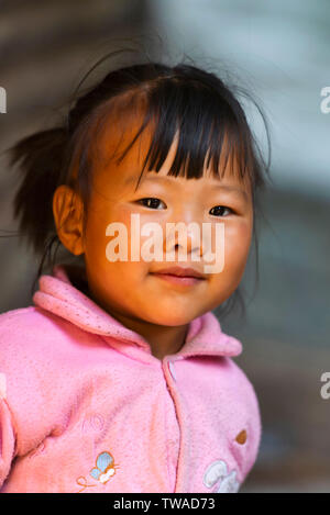 Villaggio KHONOMA, Nagaland, INDIA, dicembre 2016, Close-up di giovani Naga kid . Foto Stock